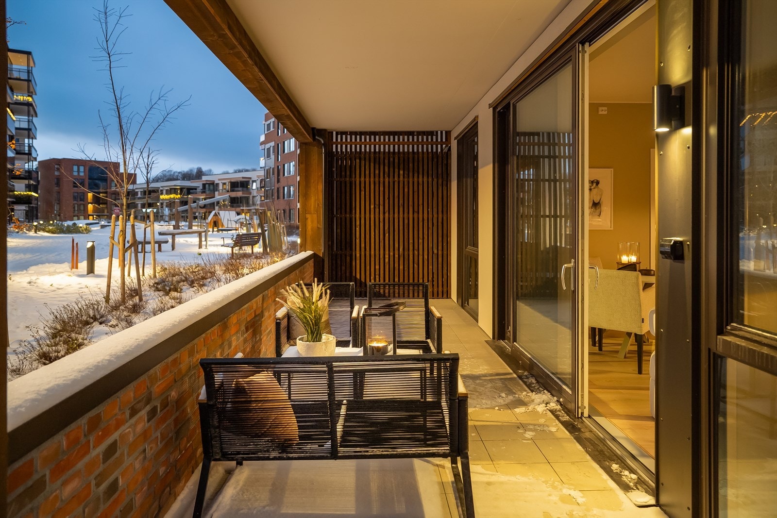 Terrassen har ferdig flislagt gulv, ferdig malt betongtak, utebelysning og dobbel stikkontakt. Galleribilde