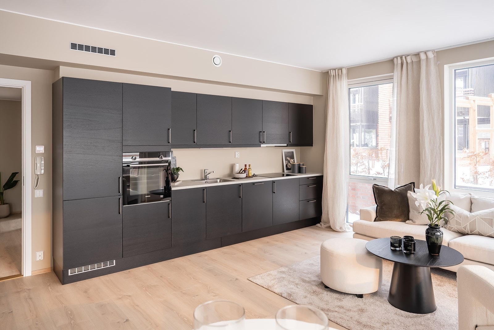 Her får du en lys og luftig leilighet hvor takhøyden er mye høyere enn standardkravet og vindusflatene økt tilsvarende. Galleribilde