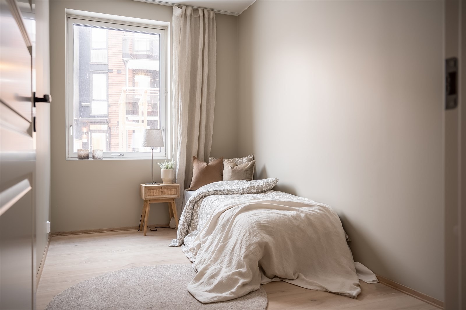 Soverom 2 er unormalt romslig til leilighetsstørrelsen å være. Her får du også den samme gode takhøyden som i resten av oppholdsrommene. Dette gjør rommet luftig og møbleringsvennlig, men også allsidig til flere funksjoner. Galleribilde