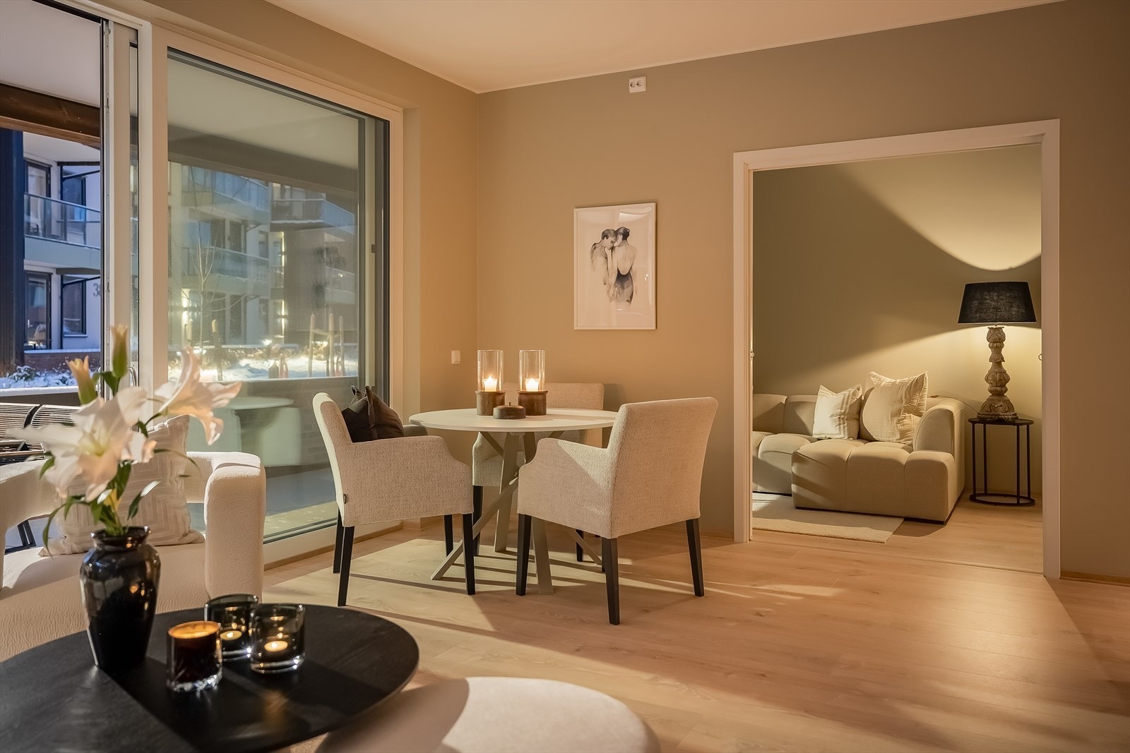 En alternativ planløsning er å ta bort lettveggen mellom stue og gjesterom/TV-stue. Da blir det ekstra god plass til romslige oppholdssoner og et stueareal på ca. 35 m2. Galleribilde