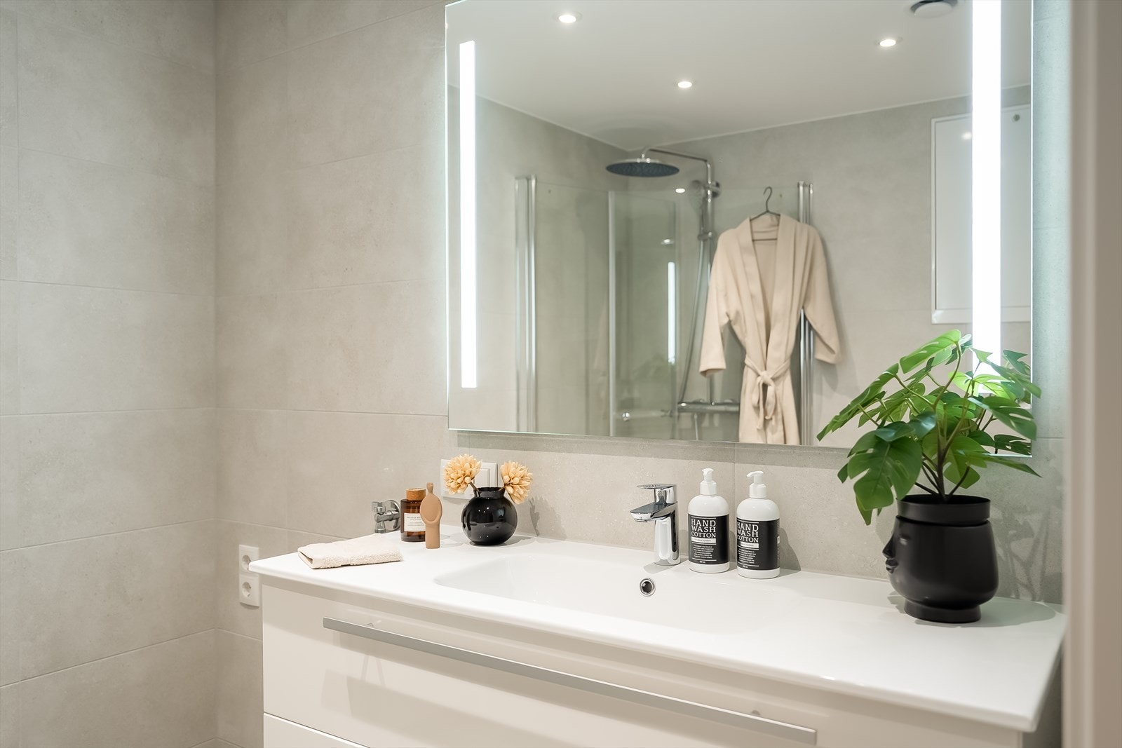 Servantskapet er levert med skuffer og helstøpt servantplate. Speilet har integrert LED belysning og det er dimbare downlights i taket. Galleribilde