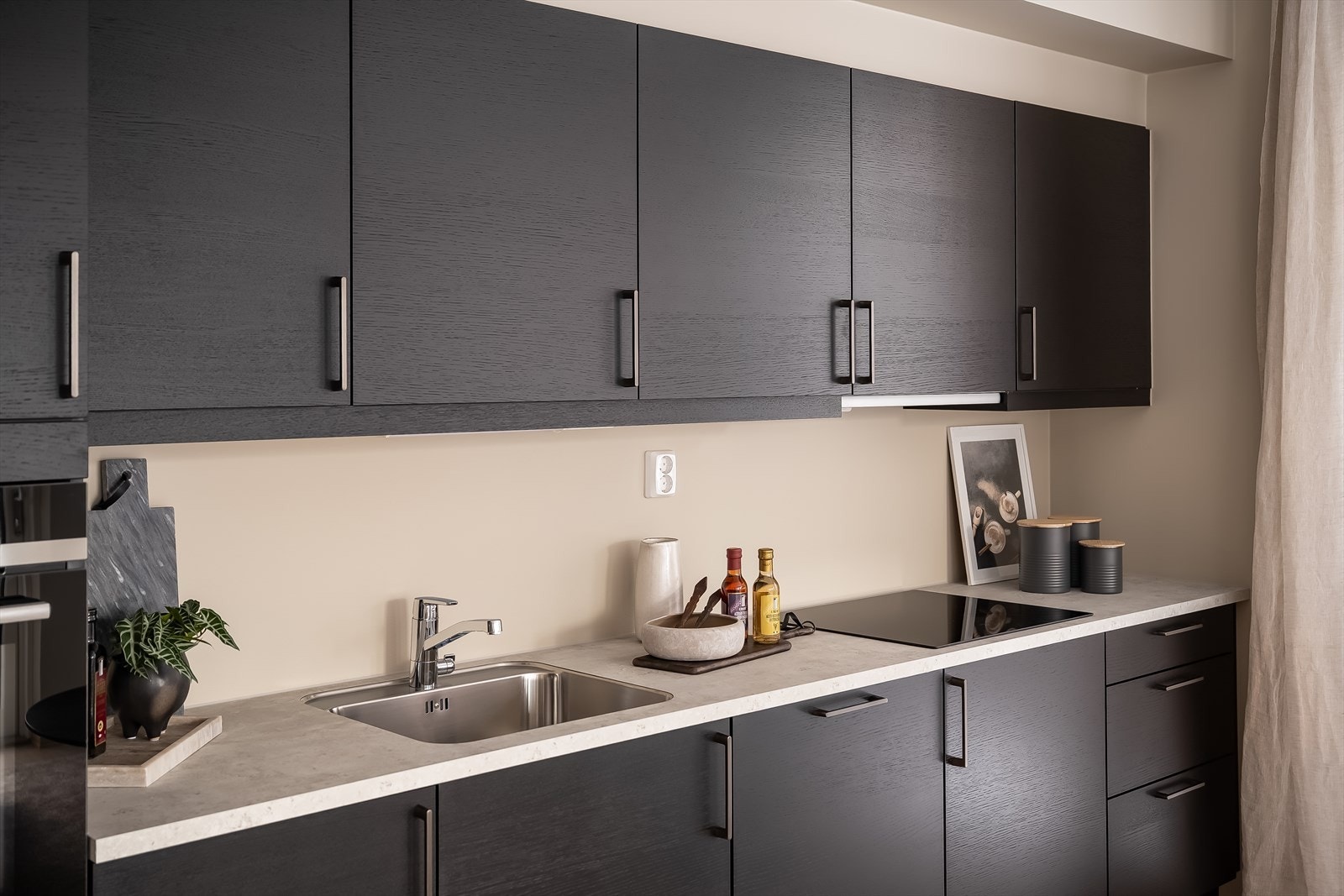 Av integrerte hvitevarer er det kombiskap, stekeovn, oppvaskmaskin, platetopp og ventilator. Galleribilde