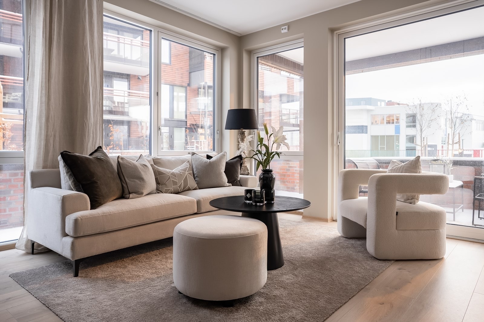 Du vil sette pris på den lyse og luftige boatmosfæren med bl.a. ekstra god takhøyde og gjennomlys fra sidevinduene. Galleribilde