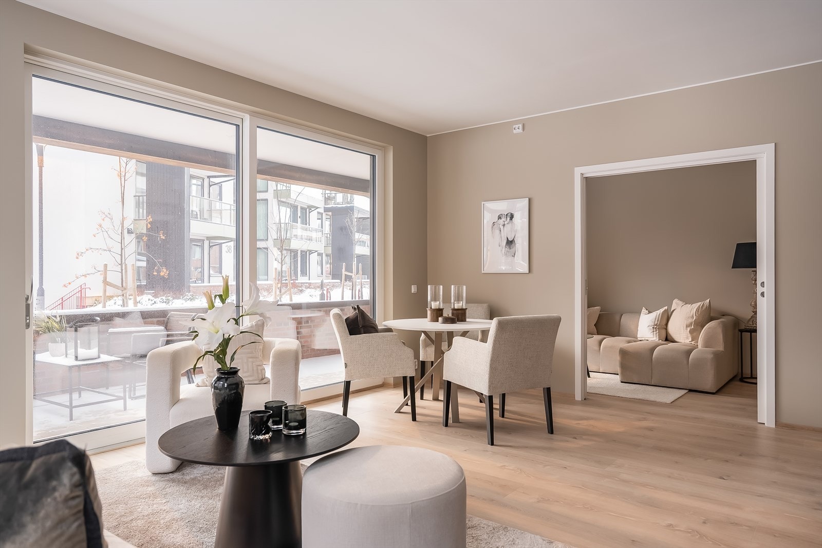 Leiligheten har en fleksibel og allsidig planløsning. Dagens løsning er en todelt stue, hvor du får et praktisk gjesterom som fungerer fint som TV-stue/kontor. Galleribilde