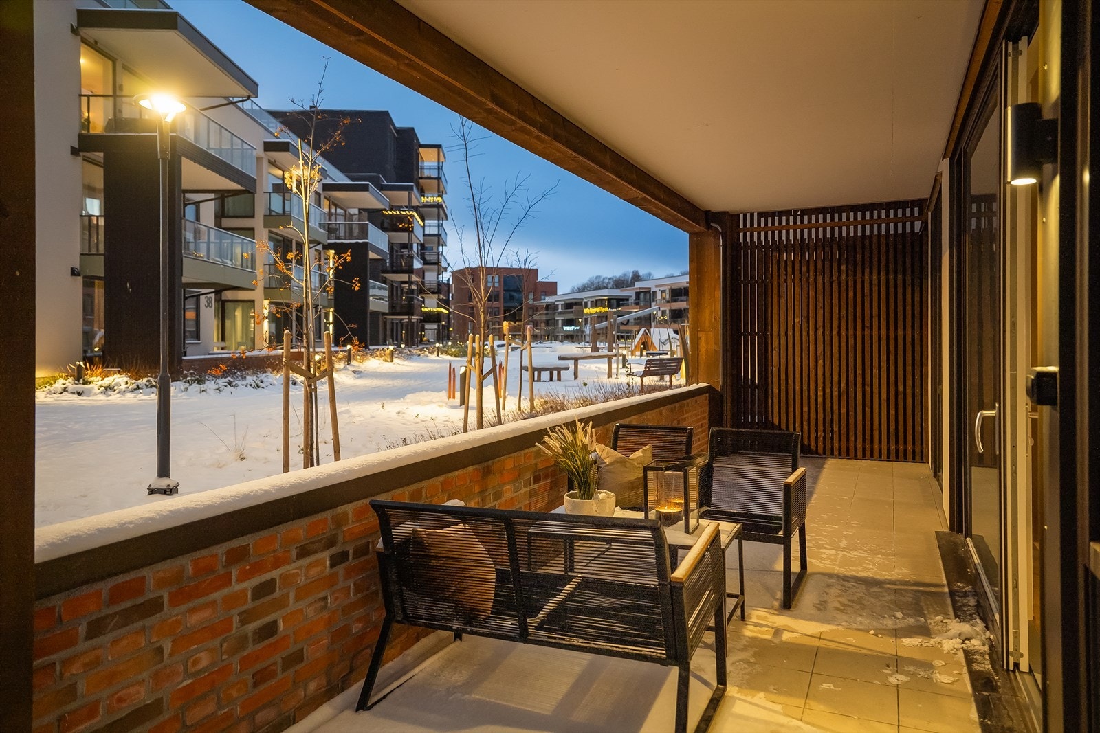 Byggets himmelretning er optimal mht. solforhold. Her ligger du skjermet til i 3. etasje fra gatenivået, samtidig som at sommerens solgang er hele veien i fra lunsjtider og til den går ned bak kollen på Ladehammeren midt i bildet sent på sommerkvelden. Galleribilde