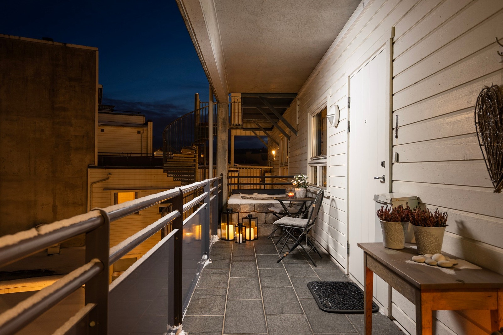 Det er er også fin uteplass ved inngangsparti, som vender inn mot rolig bakgård. Her kommer morgensolen inn Galleribilde