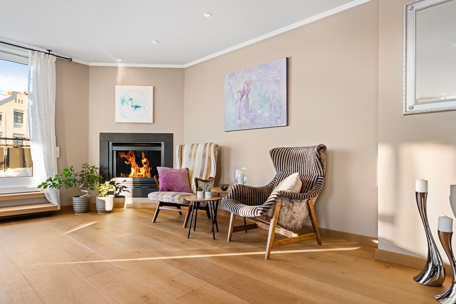 Koselig peishjørne med behagelig sitteplass - et perfekt sted for ro og avslapning. Galleribilde