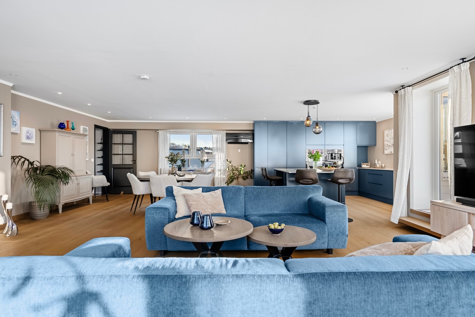 Oversiktlig og innbydende med god plass til både avslapning og sosialt samvær. Galleribilde