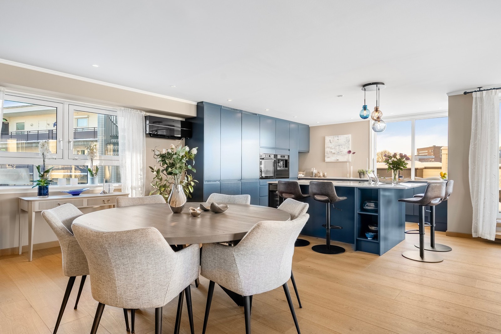 Stuen har lekkert en-stavs parkett. Det er også montert varmepumpe Galleribilde