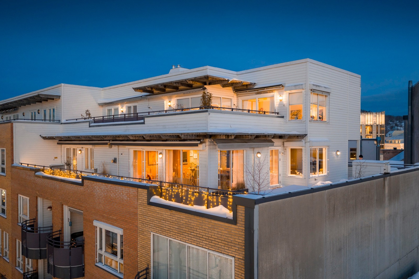 Leiligheten har terrasse på ca 100 kvm som vender mot syd og vest - med andre ord fantastiske solforhold hele året Galleribilde