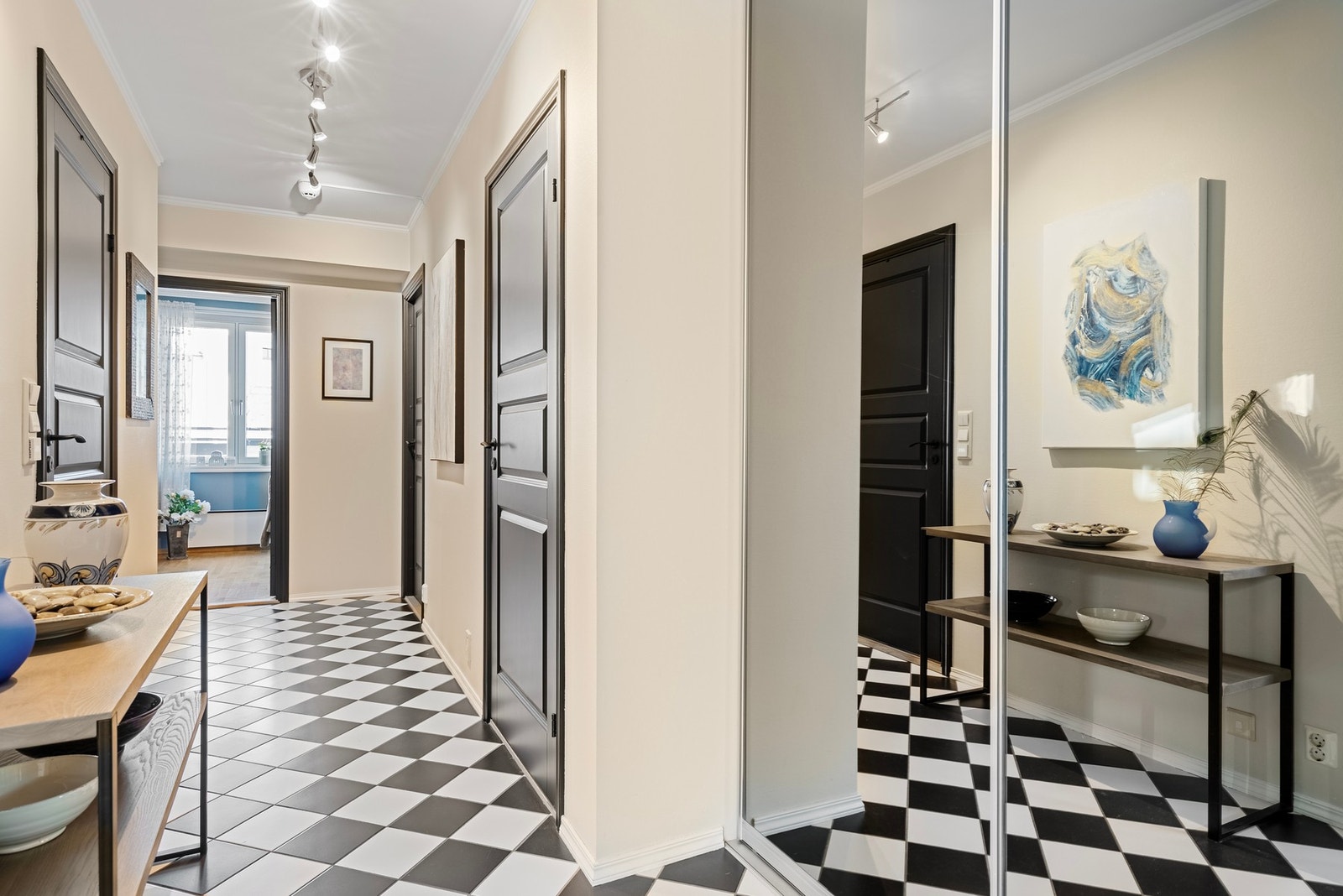 Innbydende entré med stilrent flislagt gulv, gode oppbevaringsmuligheter i skyvedørsgarderobe Galleribilde