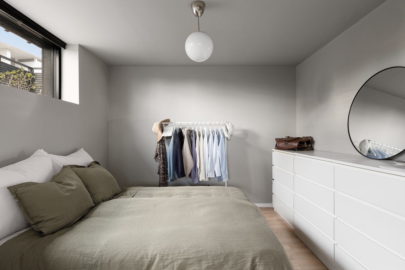 Soverommet er av god størrelse og har plass til rikelig med oppbevaring Galleribilde