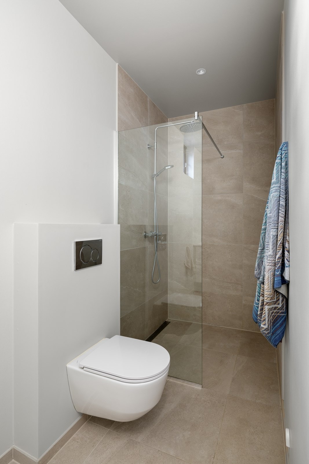 Vegghengt toalett og regnfallsdusj, stilrent og moderne design. Galleribilde