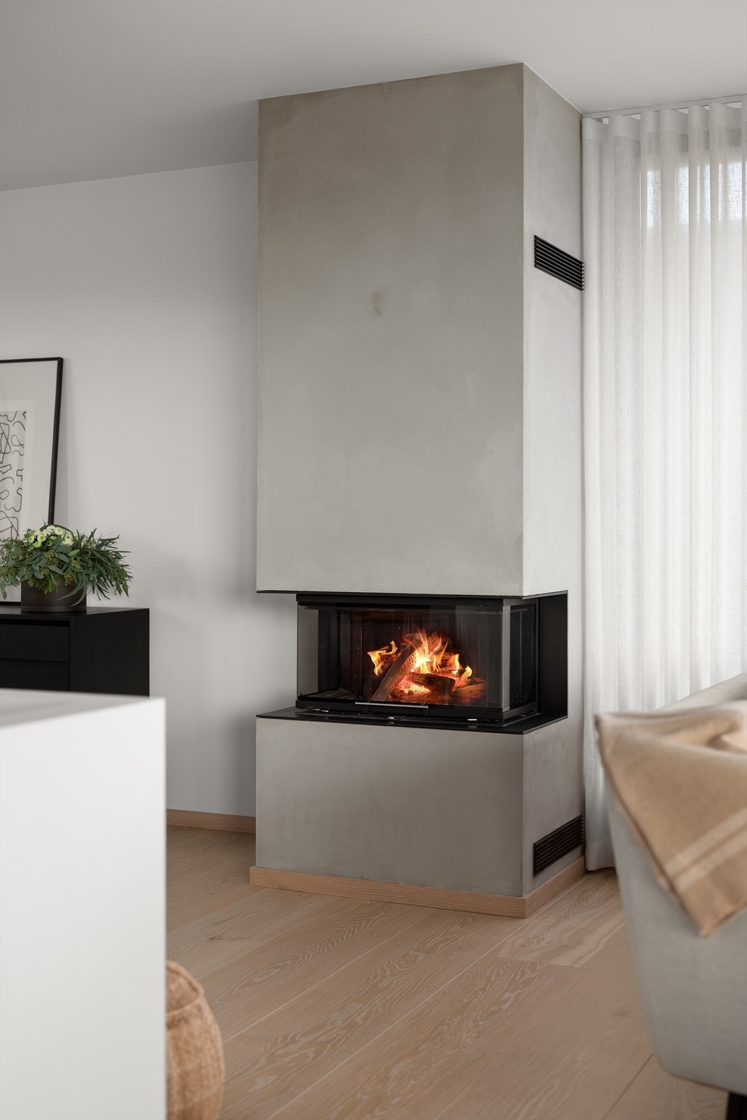 Flott innebygd peisovn som gir behagelig varme på kalde dager og skaper en lun, stemningsfull atmosfære. Galleribilde