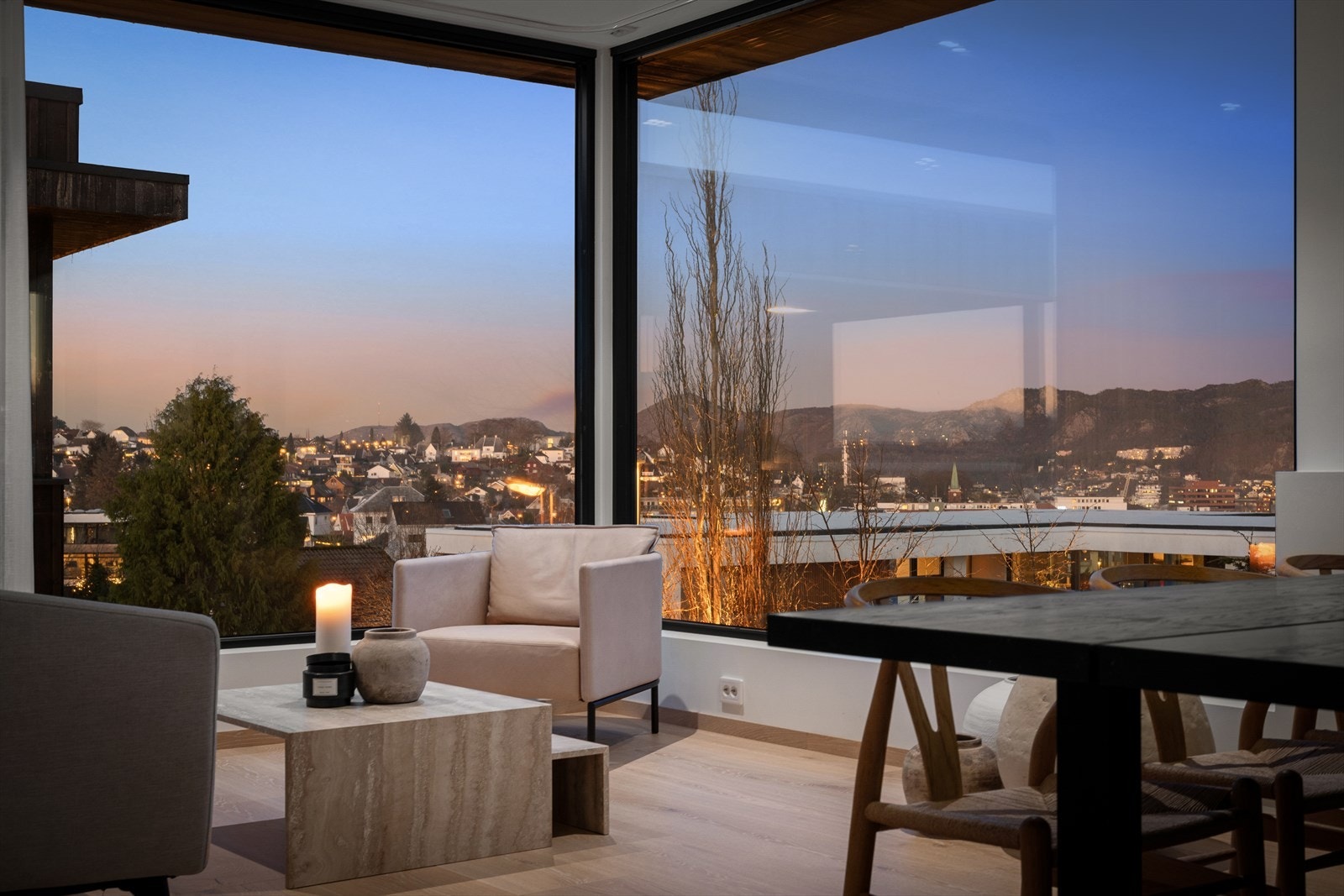 Flere store vindusflater som slipper inn rikelig med naturlig lys, samtidig som de gir flott utsikt. Galleribilde