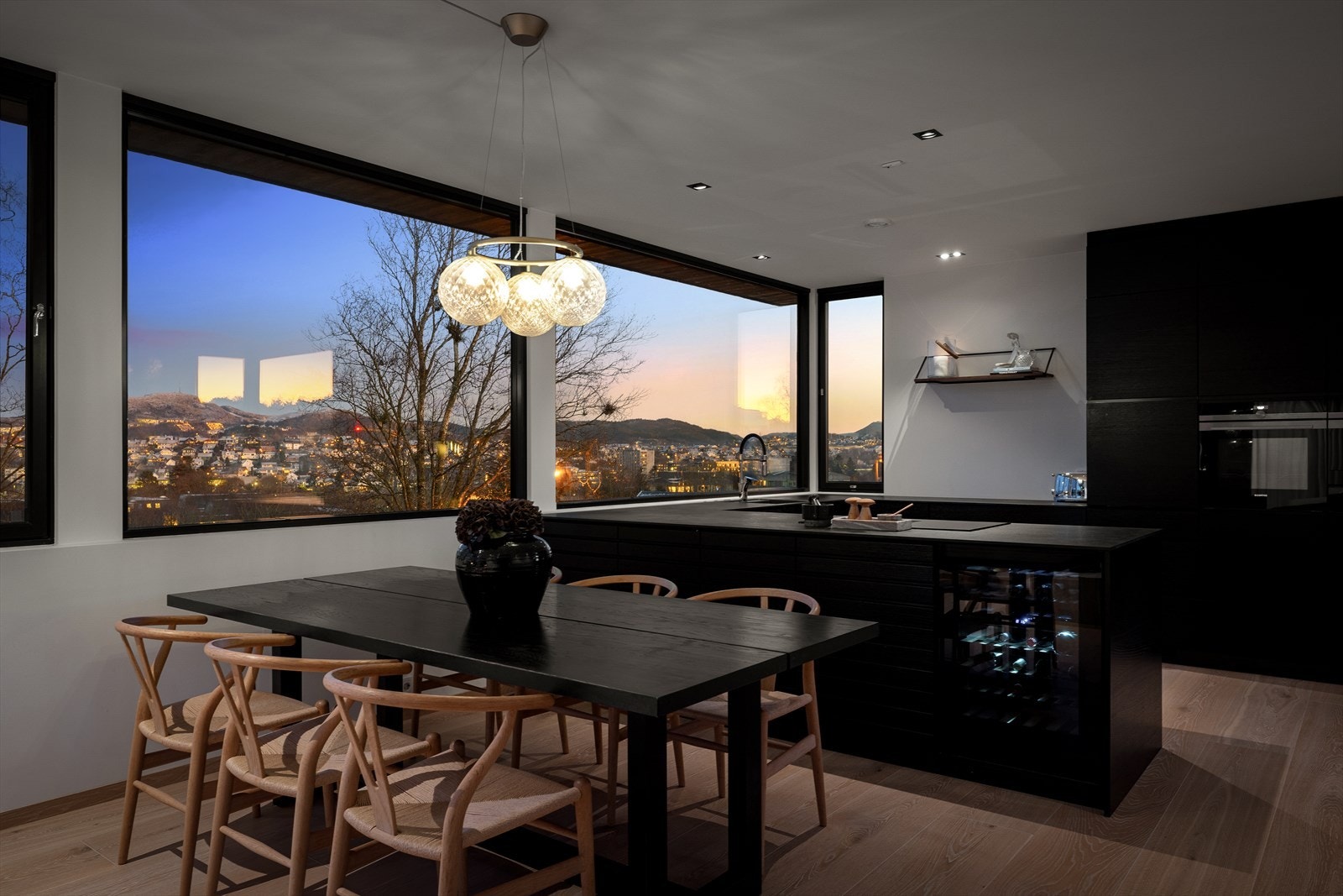 I tilknytning til stuen ligger det moderne kjøkkenet, med glatte fronter og benkeplate i kompakt laminat. Galleribilde