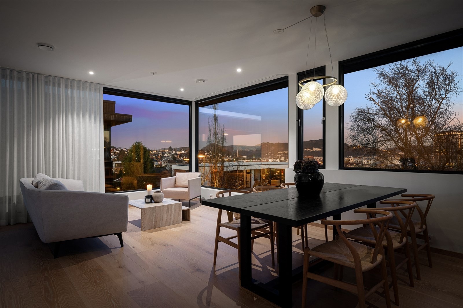 Stuen har gode møbleringsmuligheter for både sofagruppe og spisebord. Galleribilde