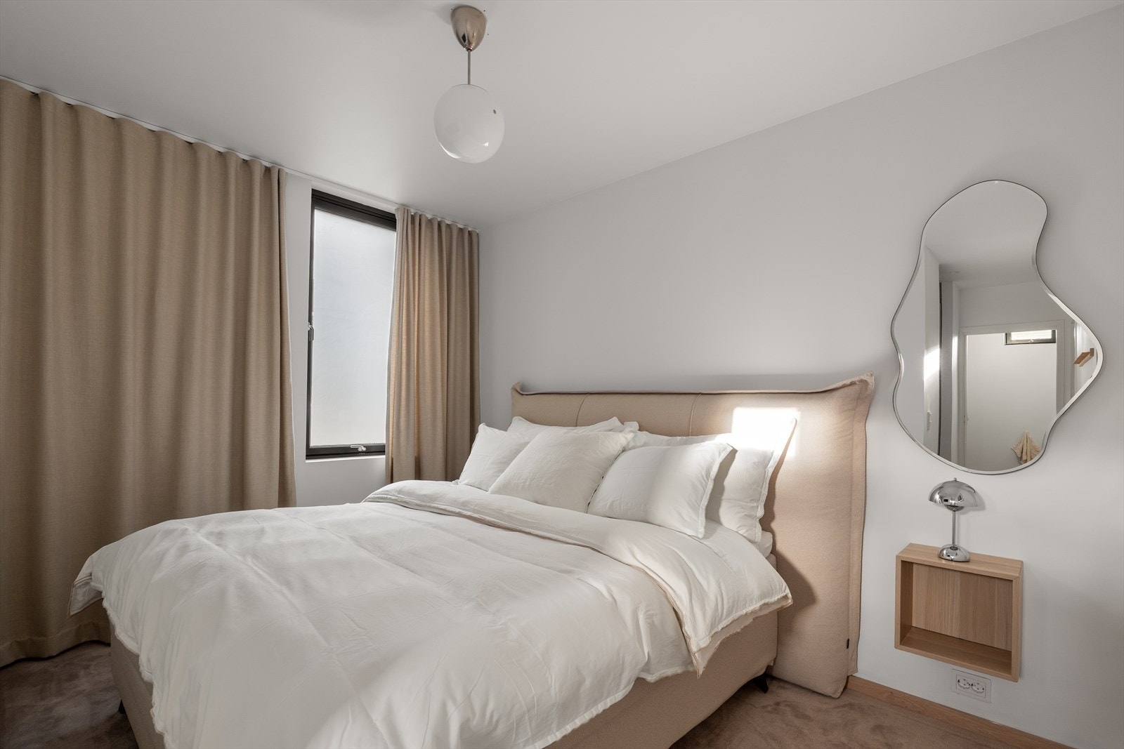 Det er totalt tre soverom i 1. etasje. Hovedsoverommet er av god størrelse. Galleribilde