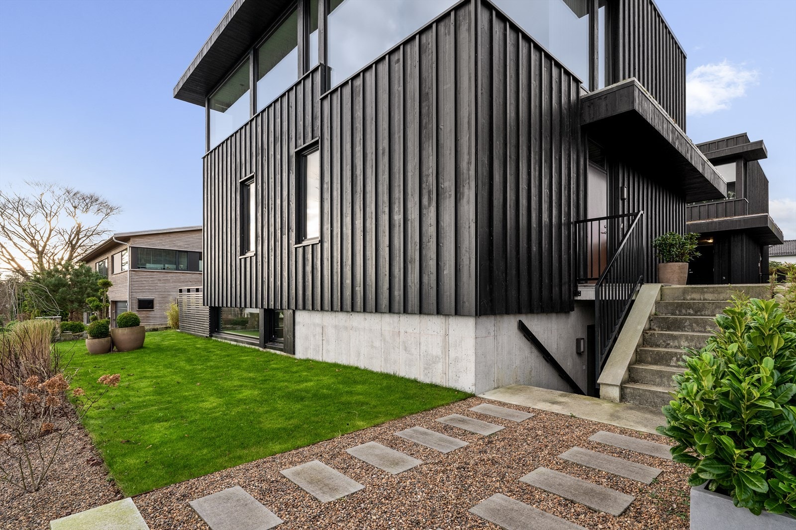 Opparbeidet hage på sørsiden av boligen. Galleribilde