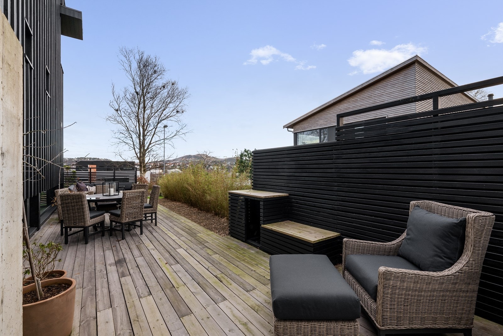 Terrassen er skjermet med hekk og levegg som gjør uteområdet skjermet og lunt. Galleribilde