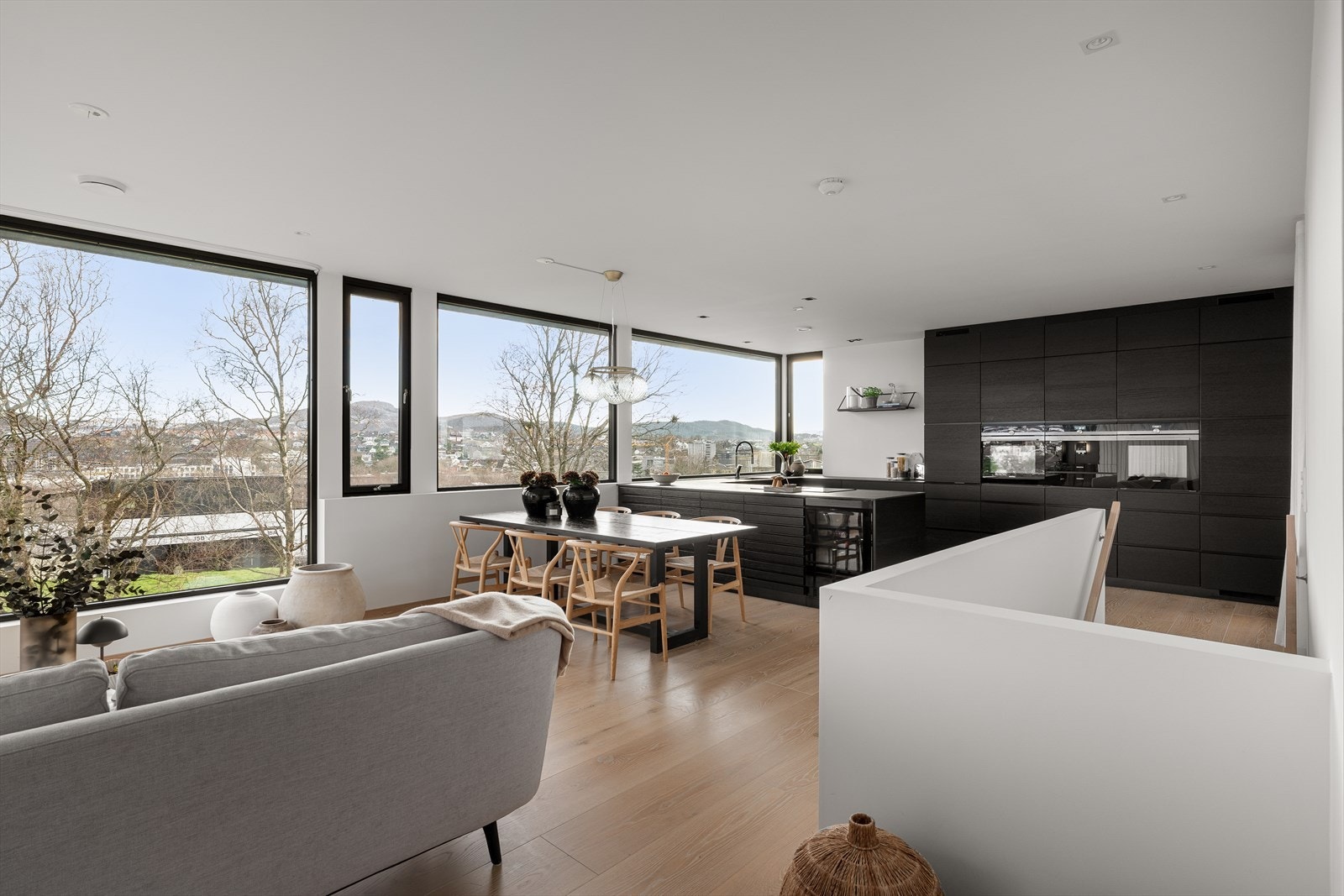 Boligen fremstår som moderne med enstavs parkett på gulv, spotter i himling og vegger malt i lyse og tidsriktige fargevalg. Galleribilde