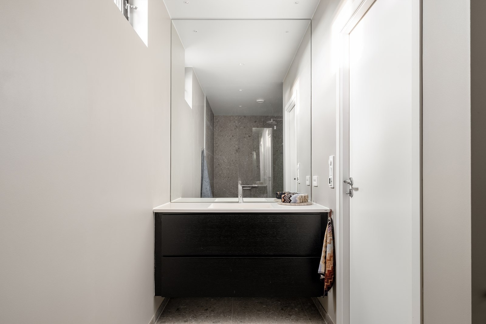 Badet er flislagt med elektrisk varmekabler i gulv. Galleribilde