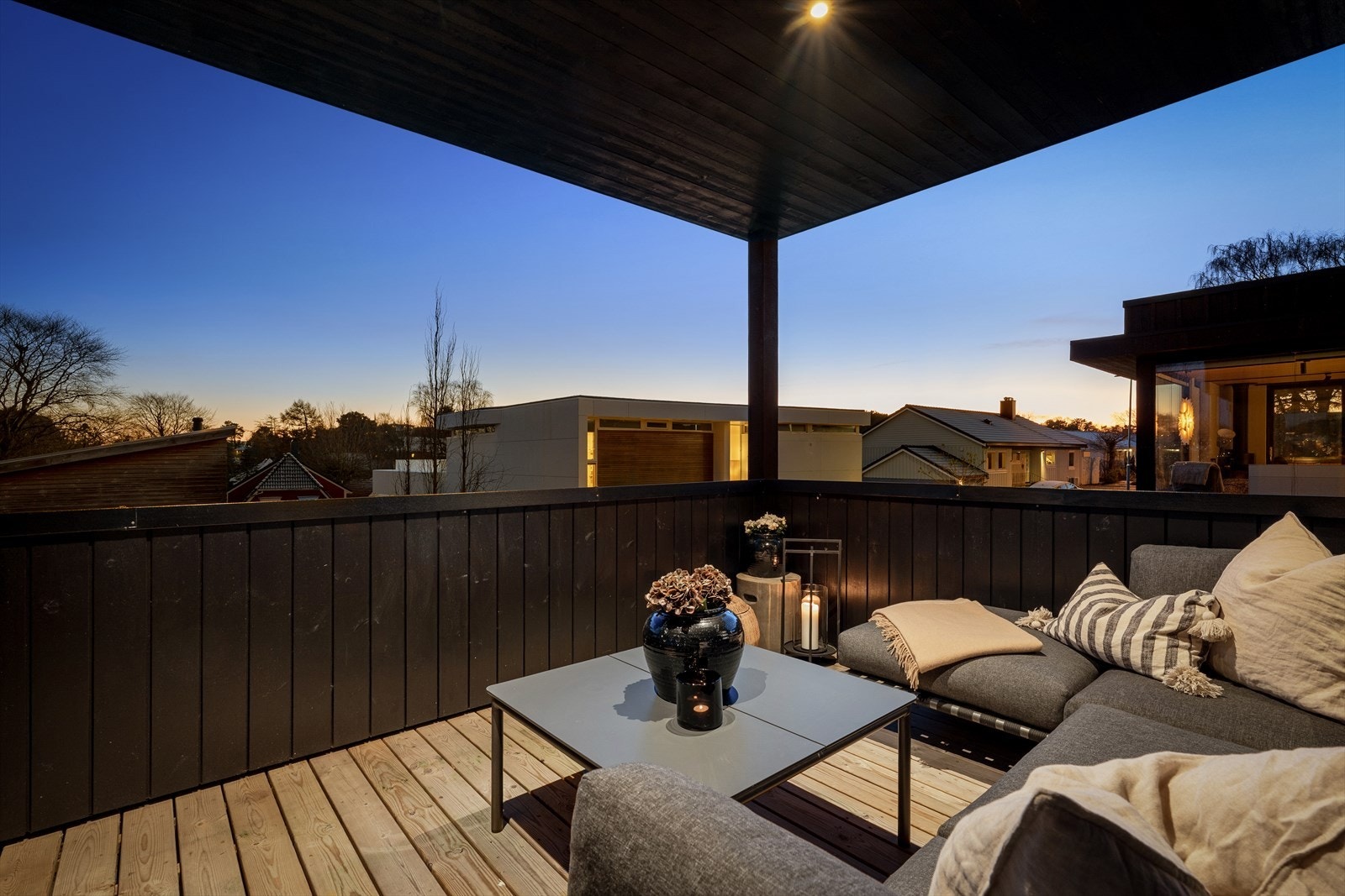 Fra kjøkken er det utgang til overbygget veranda. Galleribilde