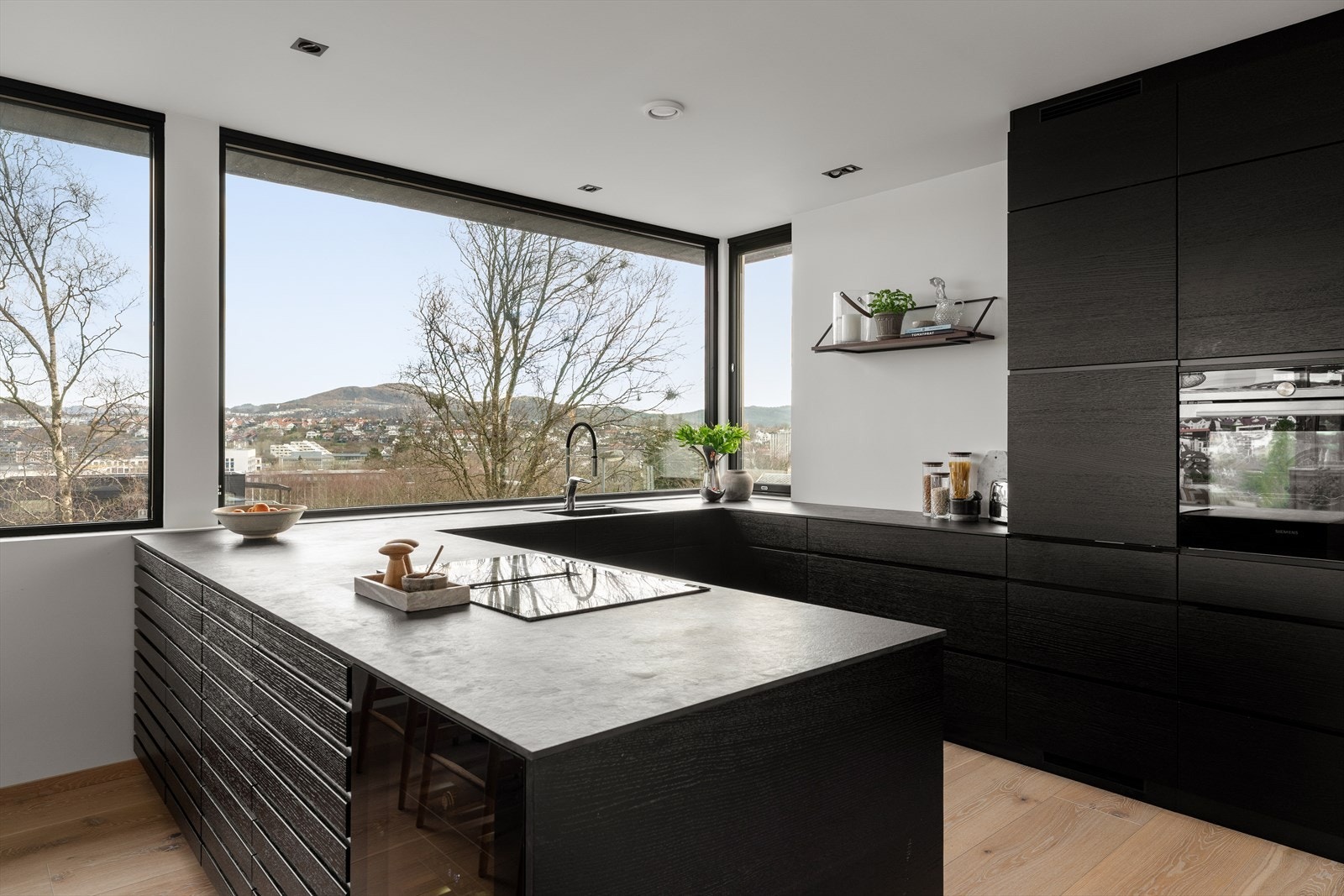 Kjøkkenet er tilrettelagt for både matlaging og sosialt samvær, og fungerer naturlig sammen med stuen. Galleribilde