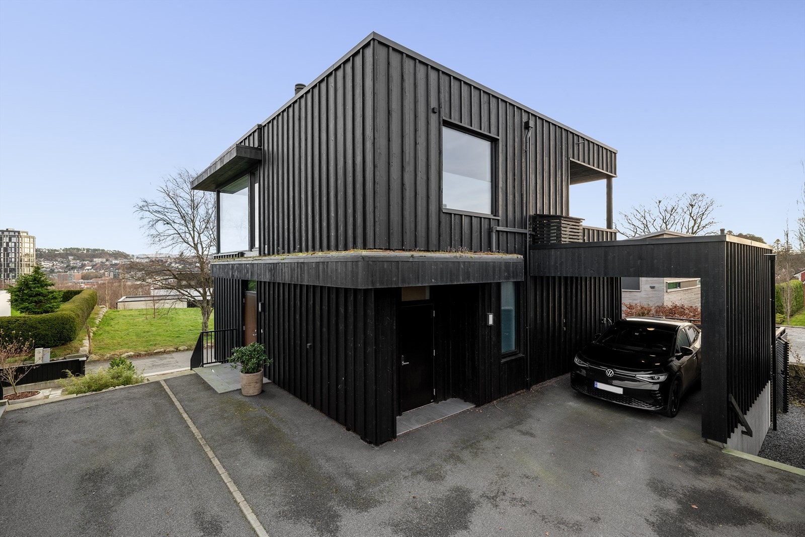 Parkering i carport, og på egen tomt. Boligen har i tillegg en ekstra parkering i felles carport anlegg. Galleribilde