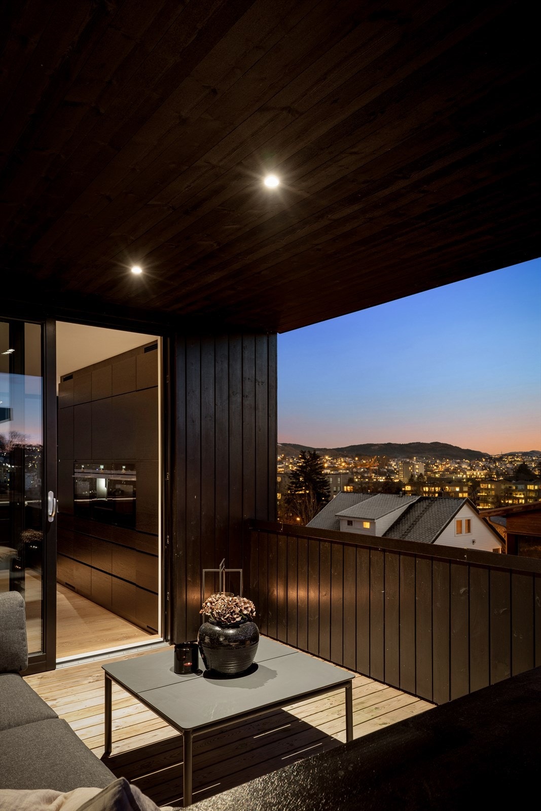 Her kan man sitte i le for vær og vind og nyte utsikten. Galleribilde