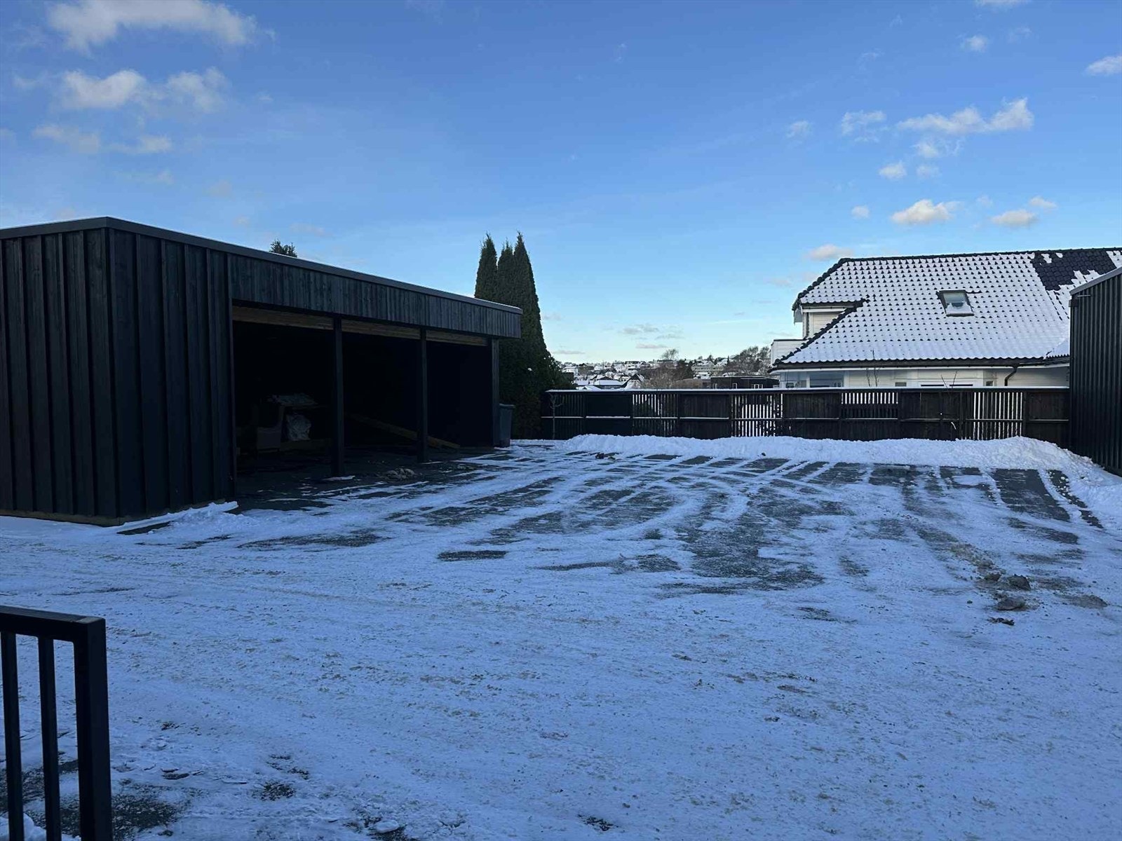 Eiendommen har felles tilleggstomt sammen med to naboer på 384,7 kvm og består av felles gårdsplass med gjesteparkering, carportanlegg og felles bod. Galleribilde