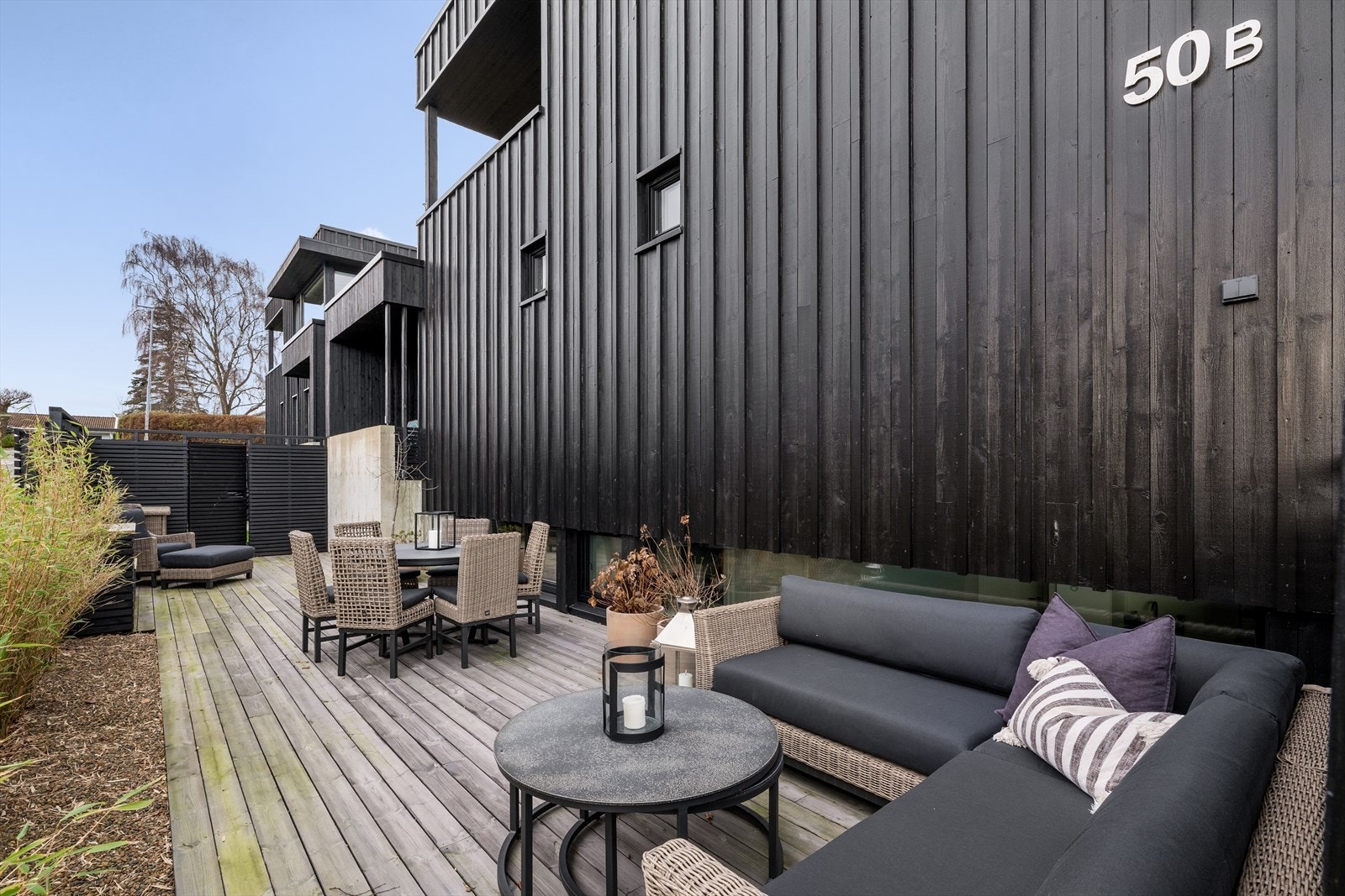 Vestvendt terrasse med god plass til det man trenger av utemøbler. Galleribilde