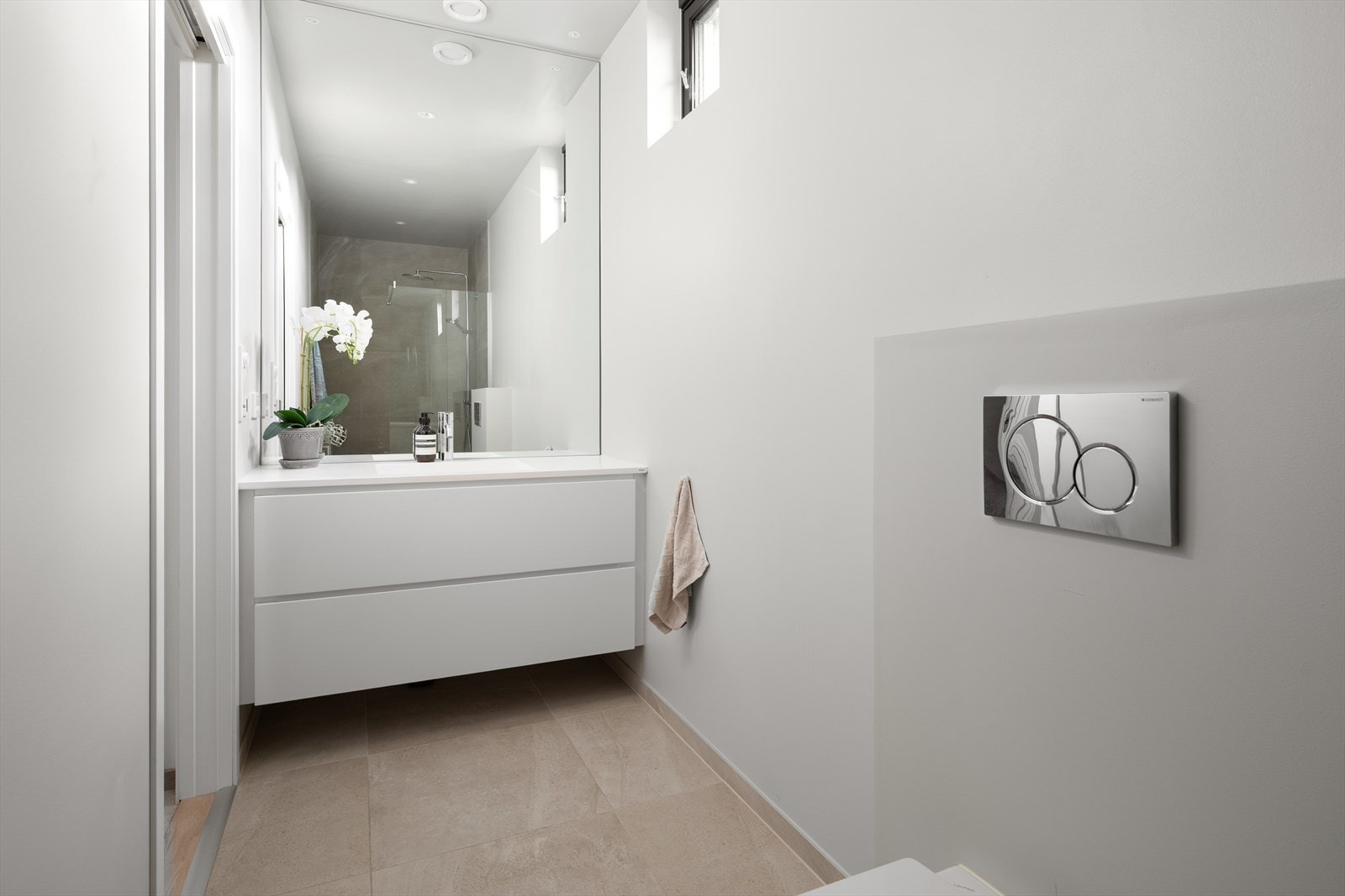 Badet har elektrisk varmekabler samt vegghengt servant med oppbevaringsplass. Galleribilde