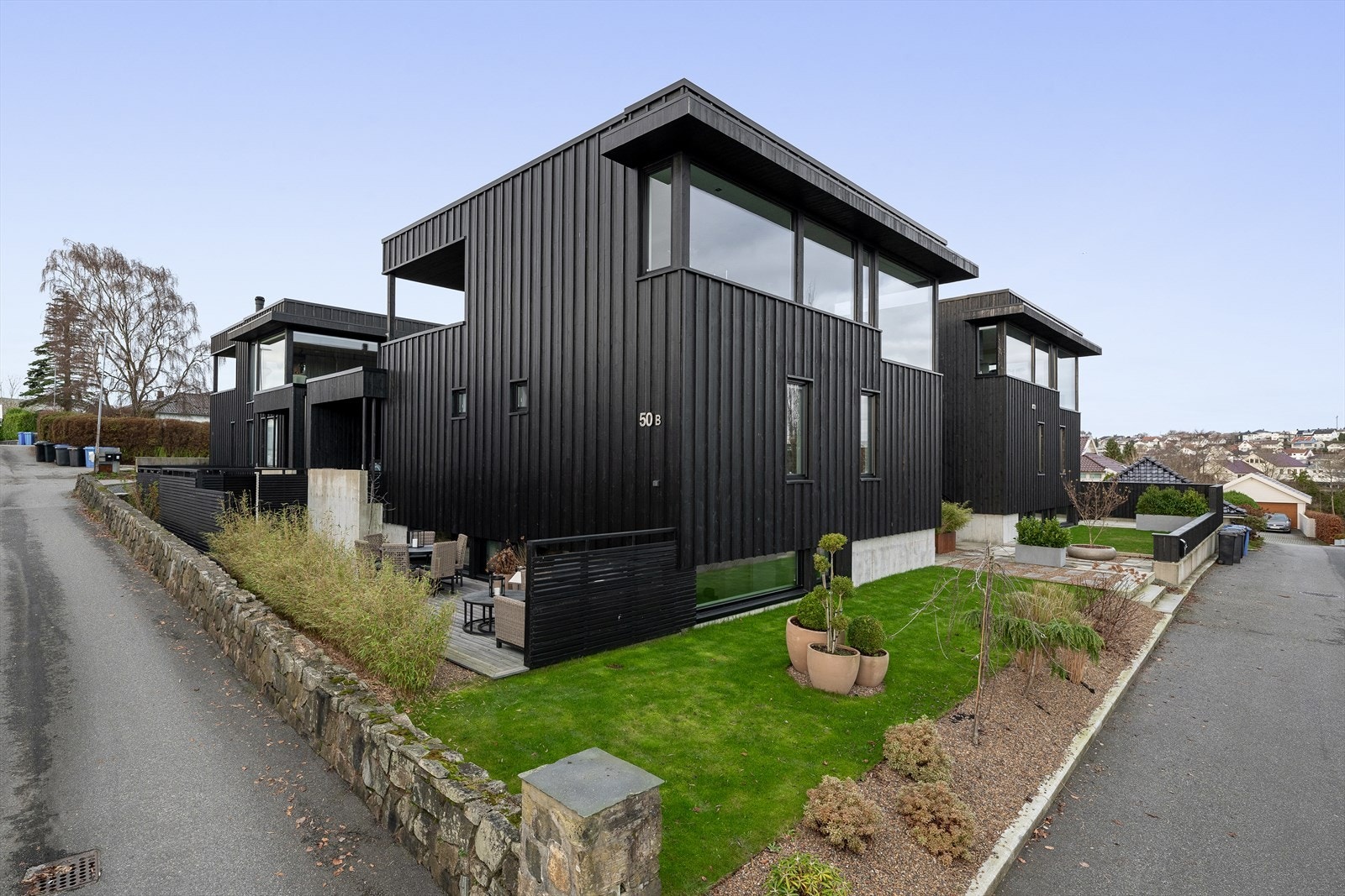 Nygårdshøyden 50B har en attraktiv og familievennlig beliggenhet i et rolig og etablert boligområde. Galleribilde