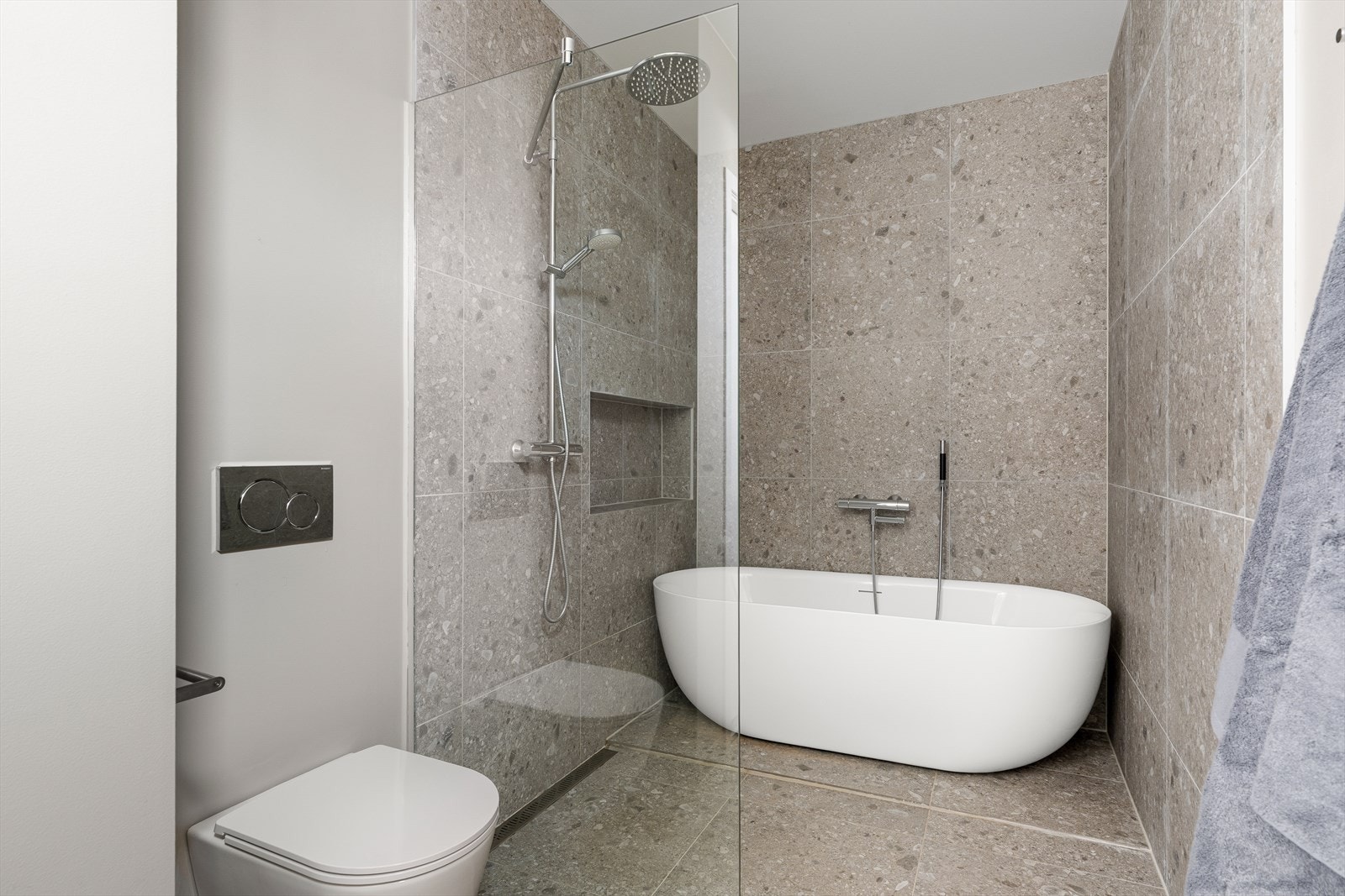 Bad i 1. etasje med frittstående badekar og dusj med regnfall. Galleribilde