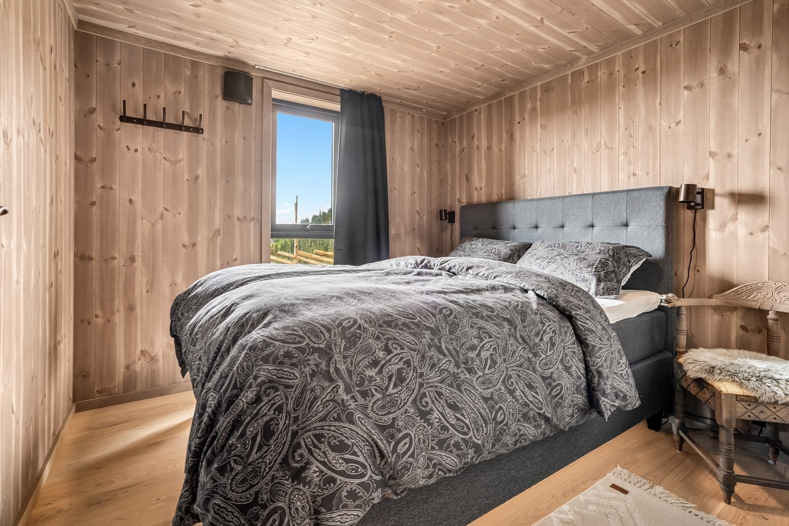 Hovedsoverommet har god plass til dobbeltseng og tilhørende møblement. Galleribilde