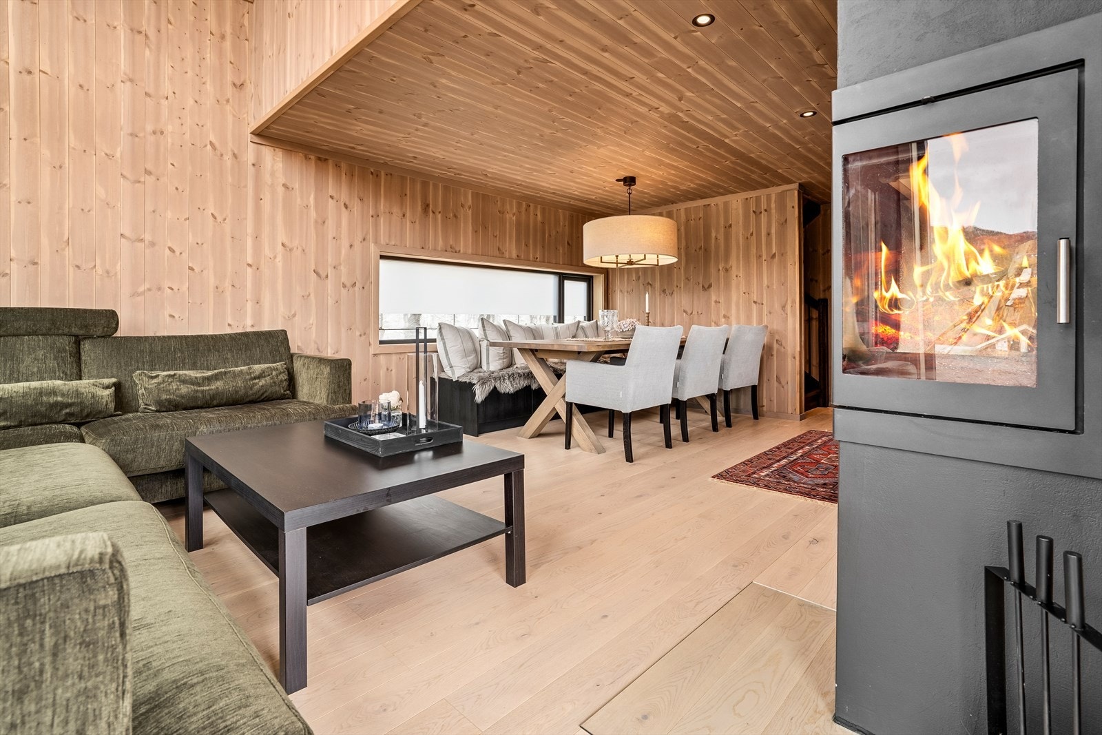 Det er montert et fint ildsted som sørger for lun varme og knitrende god stemning på kalde dager. Galleribilde