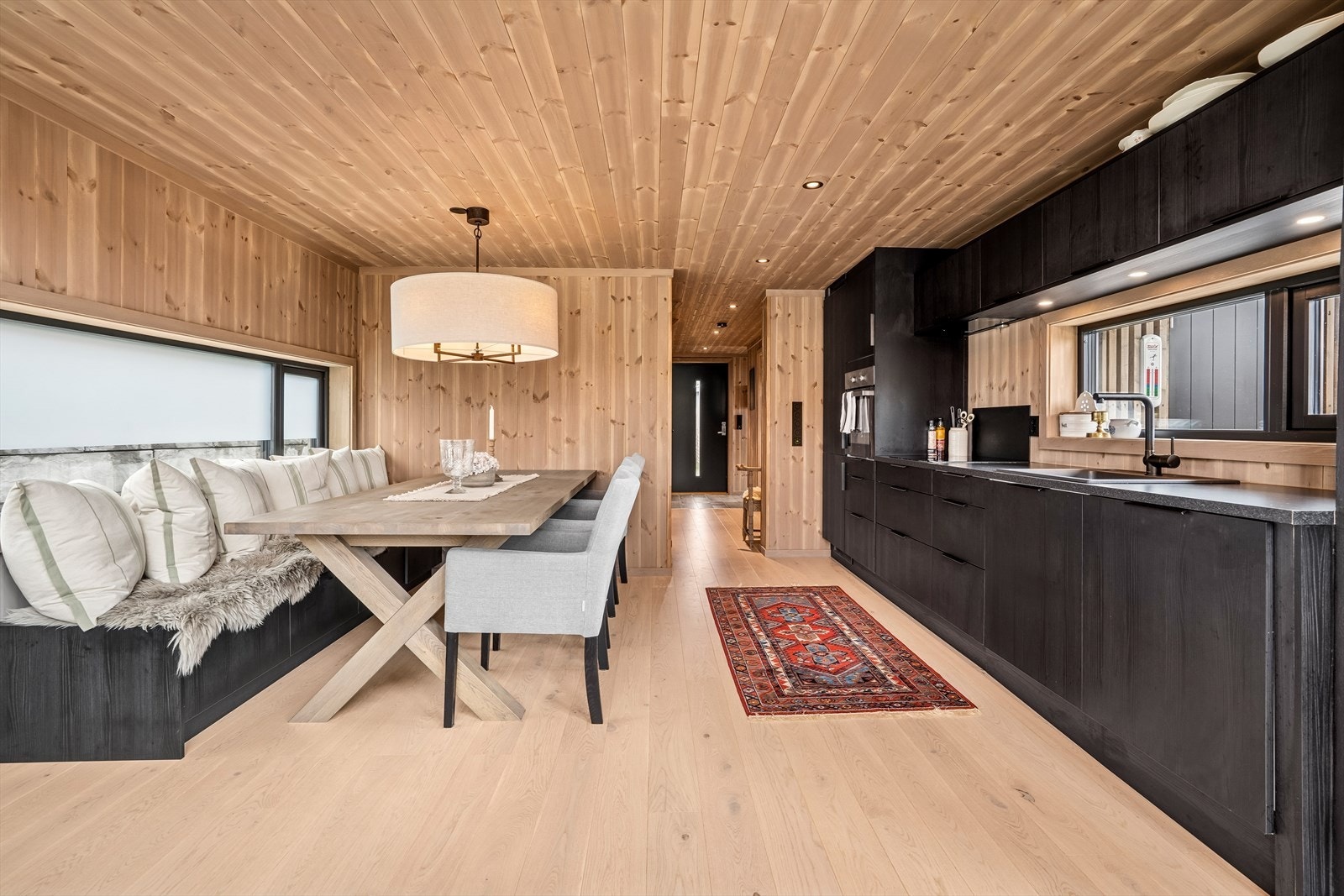 Kjøkkenet har innredning med glatte fronter. Benkeplaten er av laminat. Galleribilde