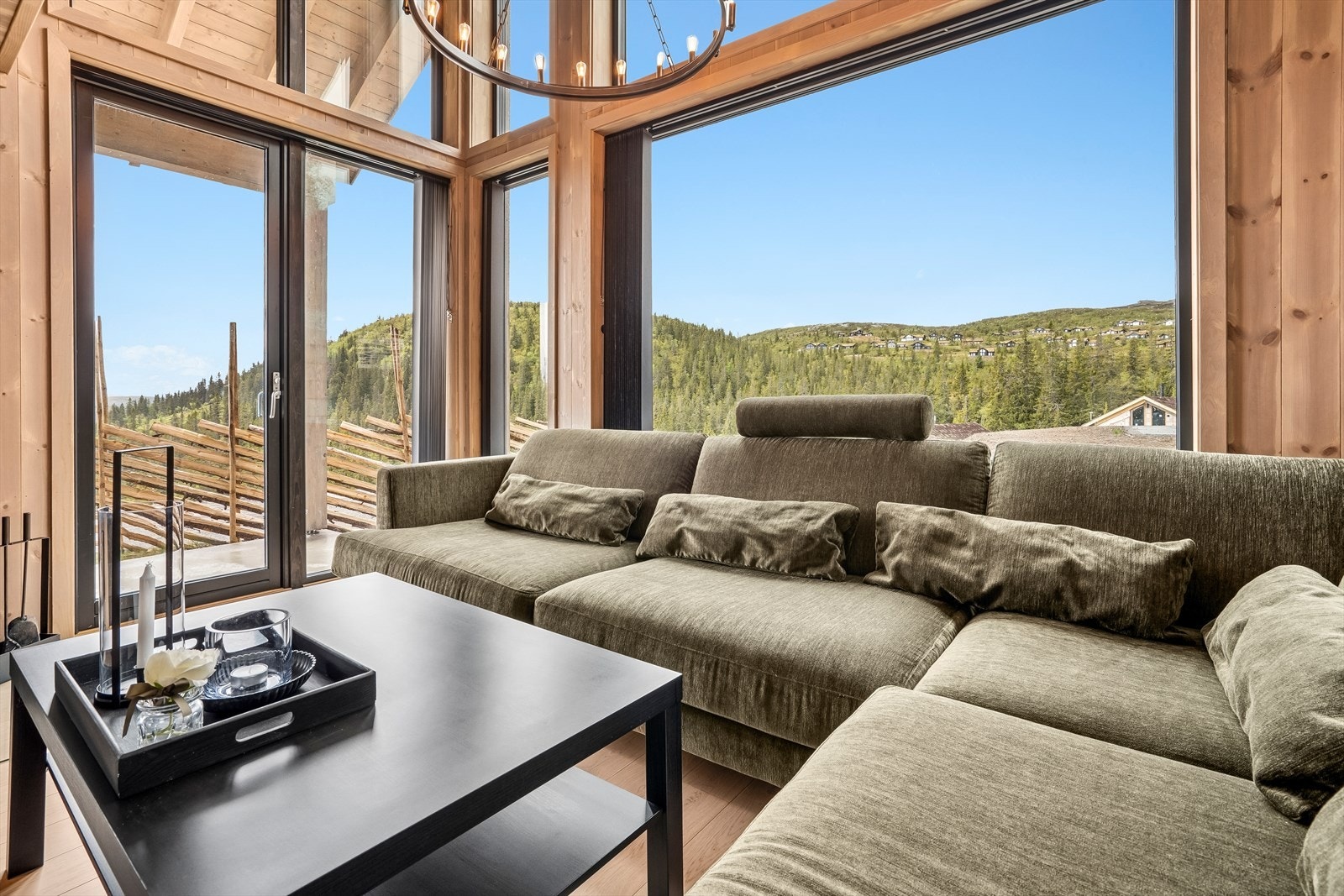 Stuen har gode lysforhold fra de store vindusflatene. Galleribilde