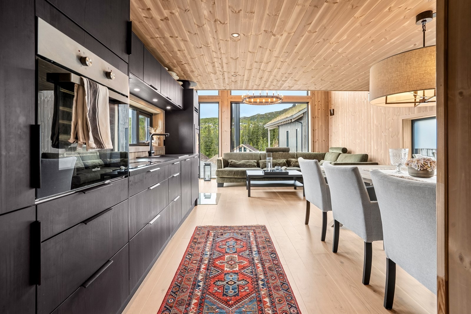 Det er kjøl/fryseskap, oppvaskmaskin, platetopp, stekeovn, vannstoppsystem og komfyrvakt. Galleribilde