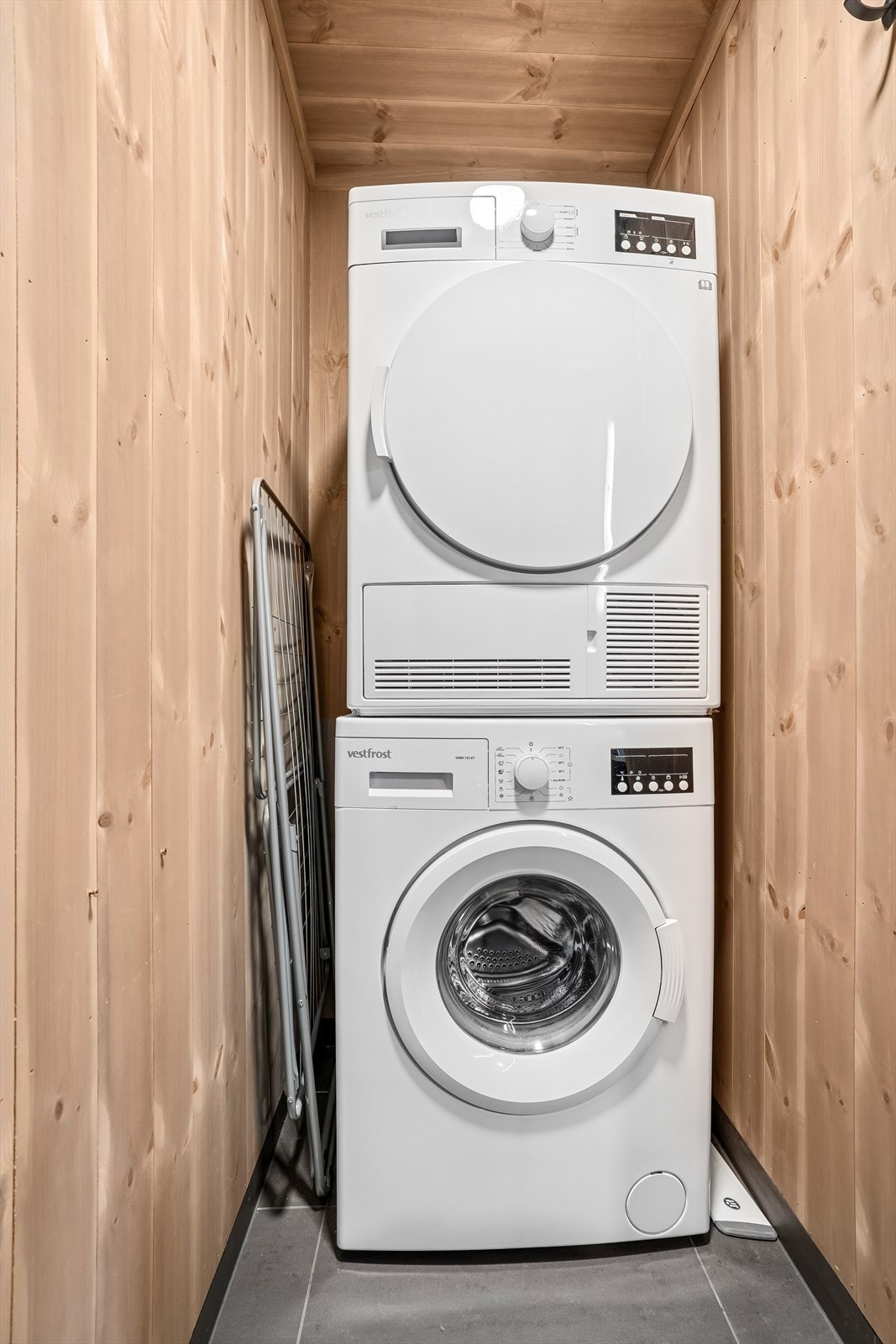 I en nisje ved badet er det lagt opp til vaskerom. Galleribilde