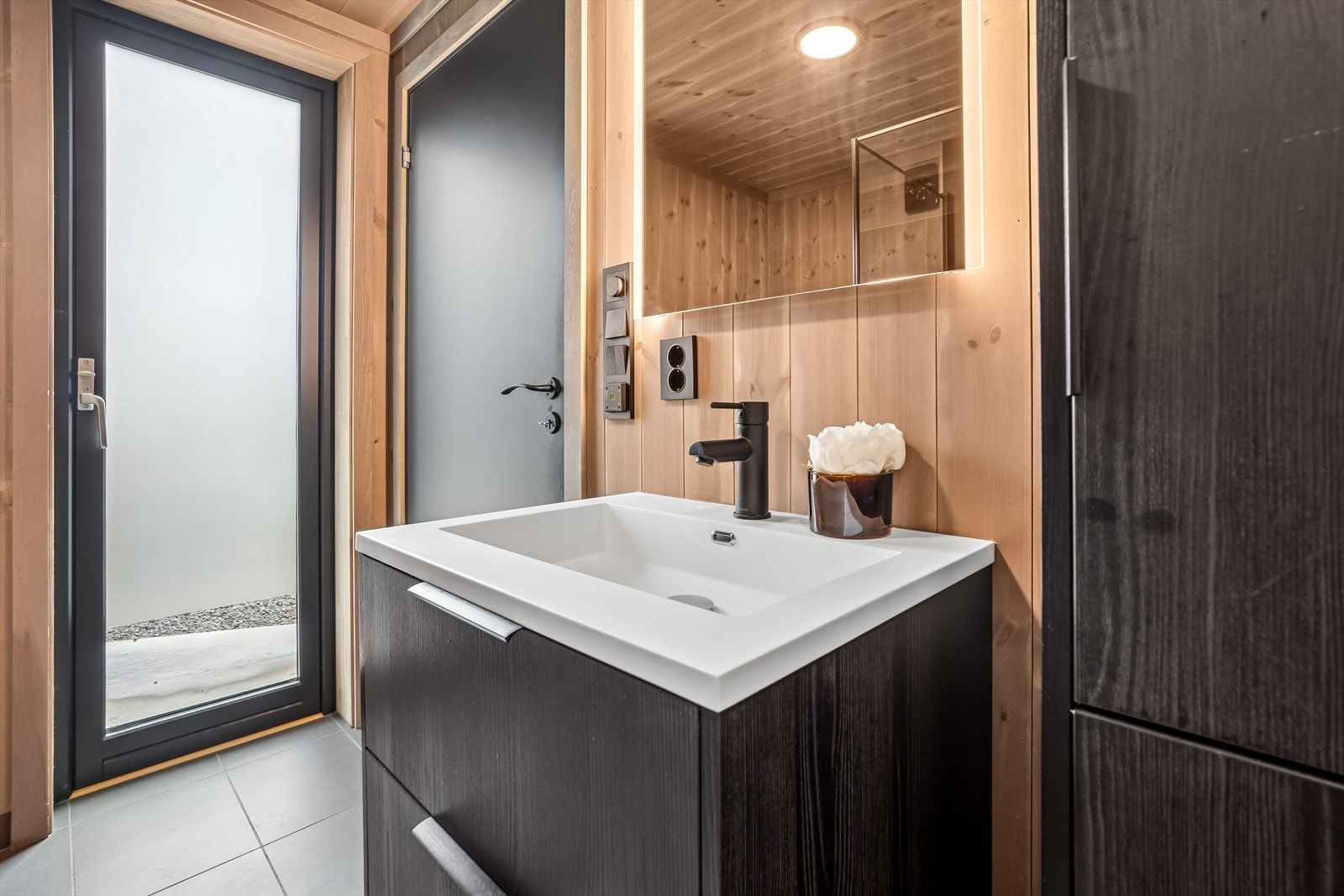 Rommet har elektriske varmekabler. Det er mekanisk avtrekk. Galleribilde