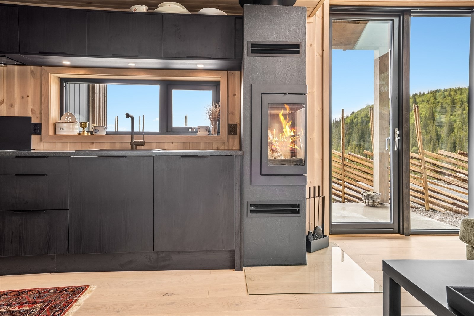 Flammebildet er synlig fra både sofakroken og spiseplassen. Galleribilde