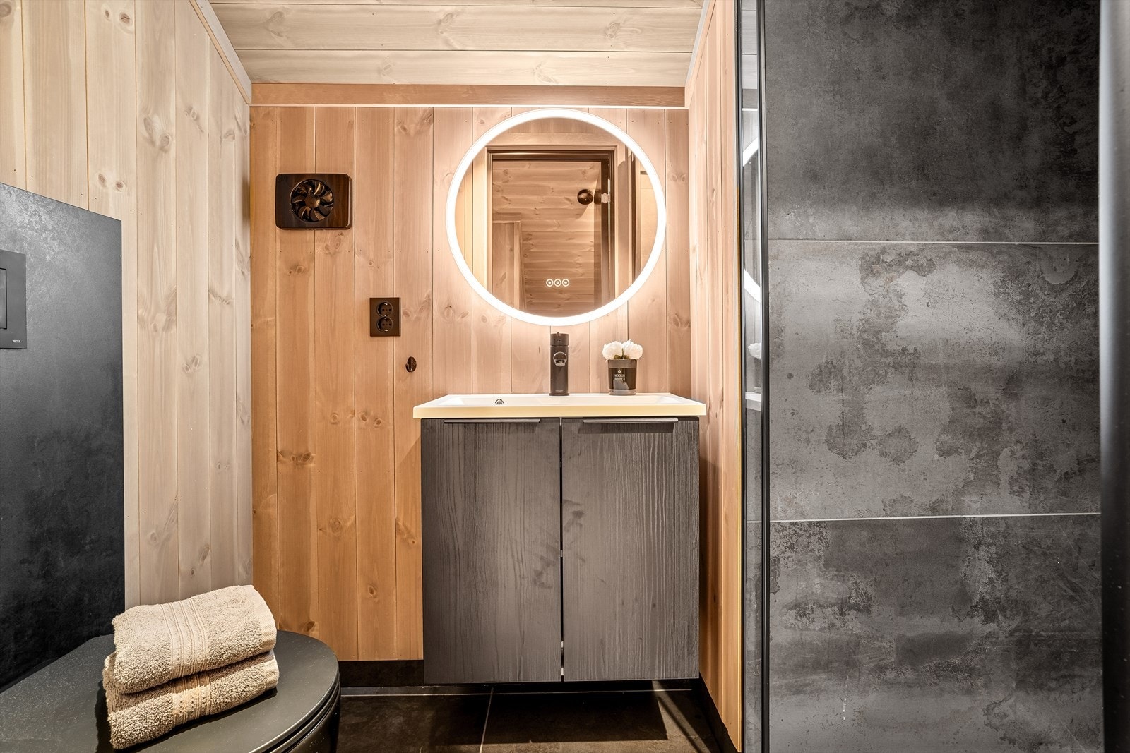 Rommet har elektriske varmekabler. Det er mekanisk avtrekk. Galleribilde