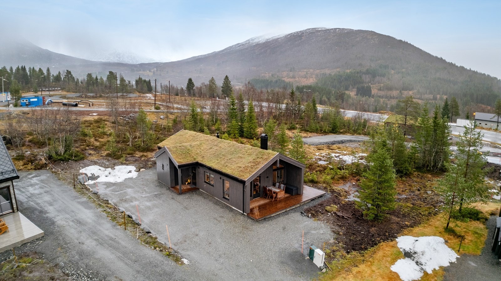 Meget god tilkomst til hytta. Flatt tun med plass for fleire bilar. Rett ved hytta finn du skitrekket. Galleribilde