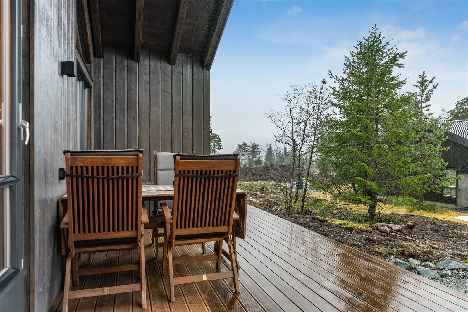 Perfekt å sitje her i solveggen. Det er fine sitjeplassar rundt heile hytta. Galleribilde