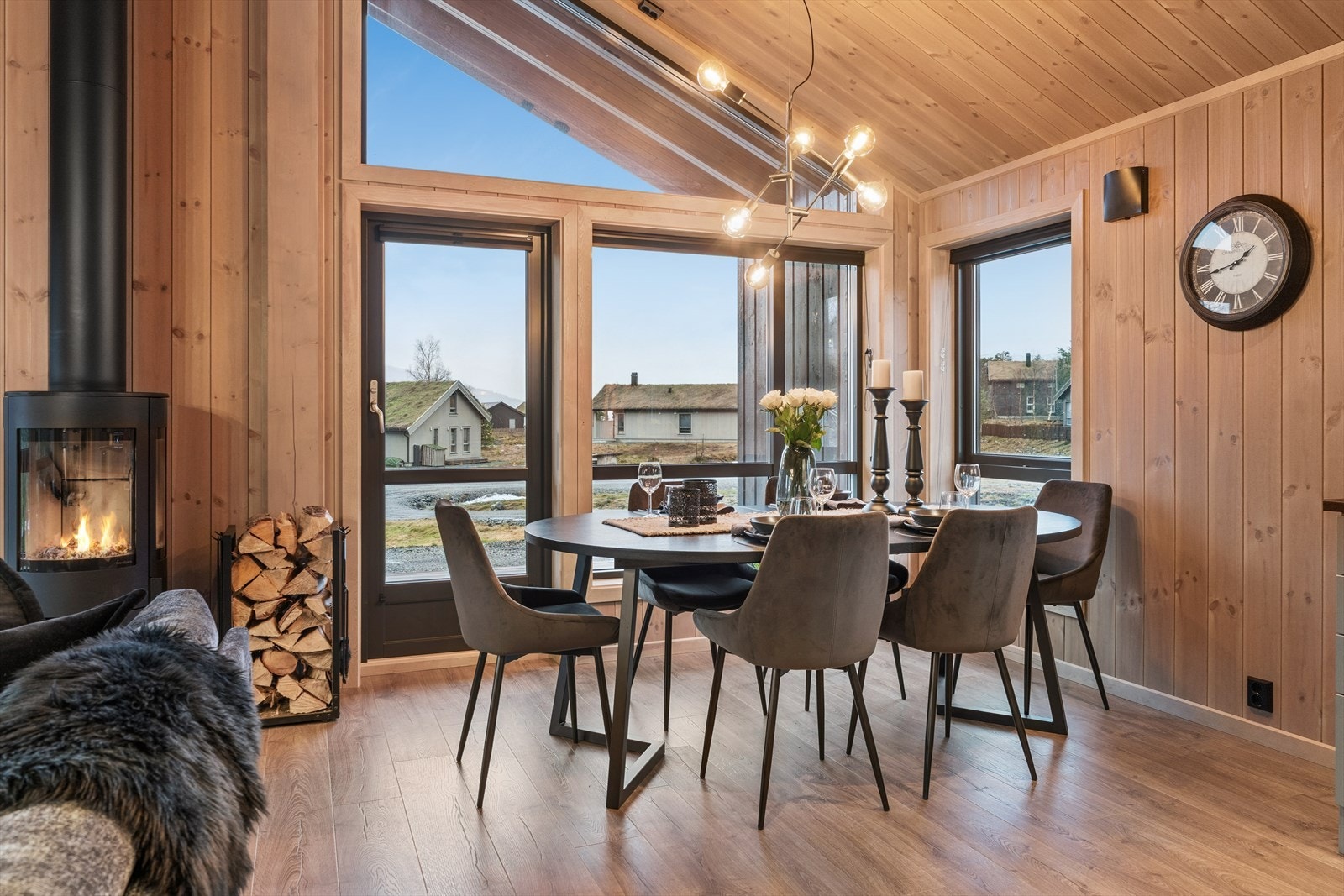 Fantastisk å kunne sitje her saman med familie og venner!
Det er solskjerming på nær alle vindauge i stova, ikkje skråvindauge. Der er svarte plisségardiner som kan hevast og senkast oppe og nedenfra. Galleribilde