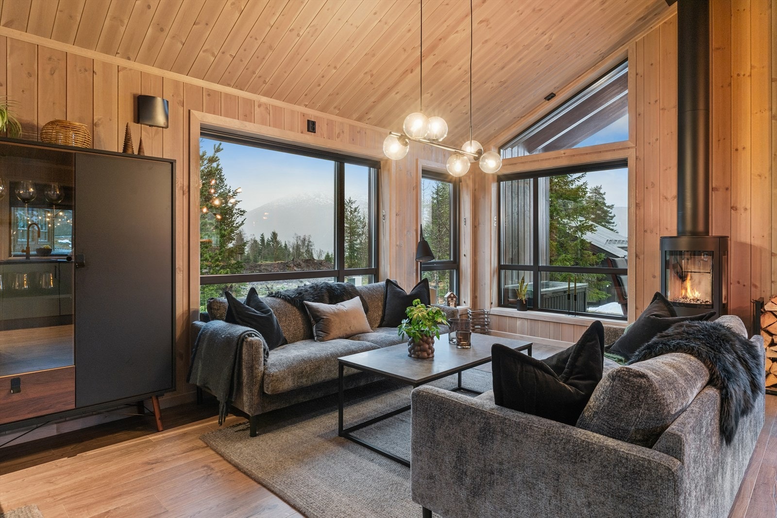 Du kan også fyre i omnen på ekstra kalde dagar, eller berre for kosen! Galleribilde