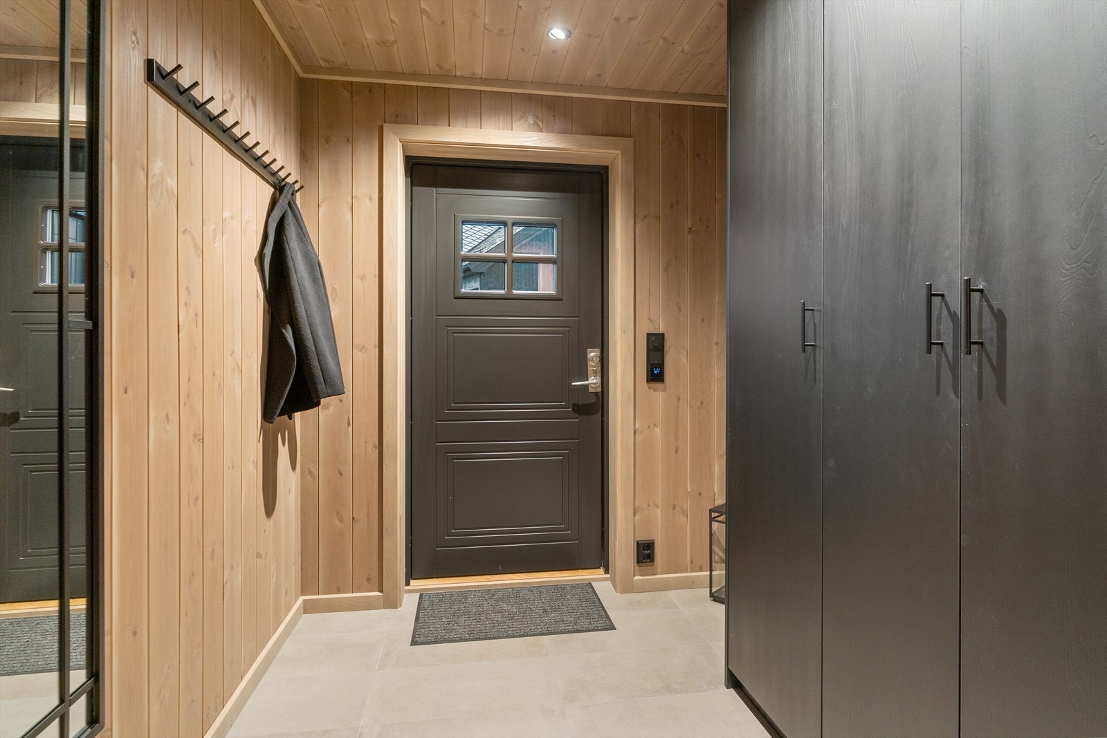 Velkommen inn! Her har du flis på golvet, beisa panel på veggar og downlights i himling. Varmekablar på golvet og godt med plass for oppbevaring. Galleribilde