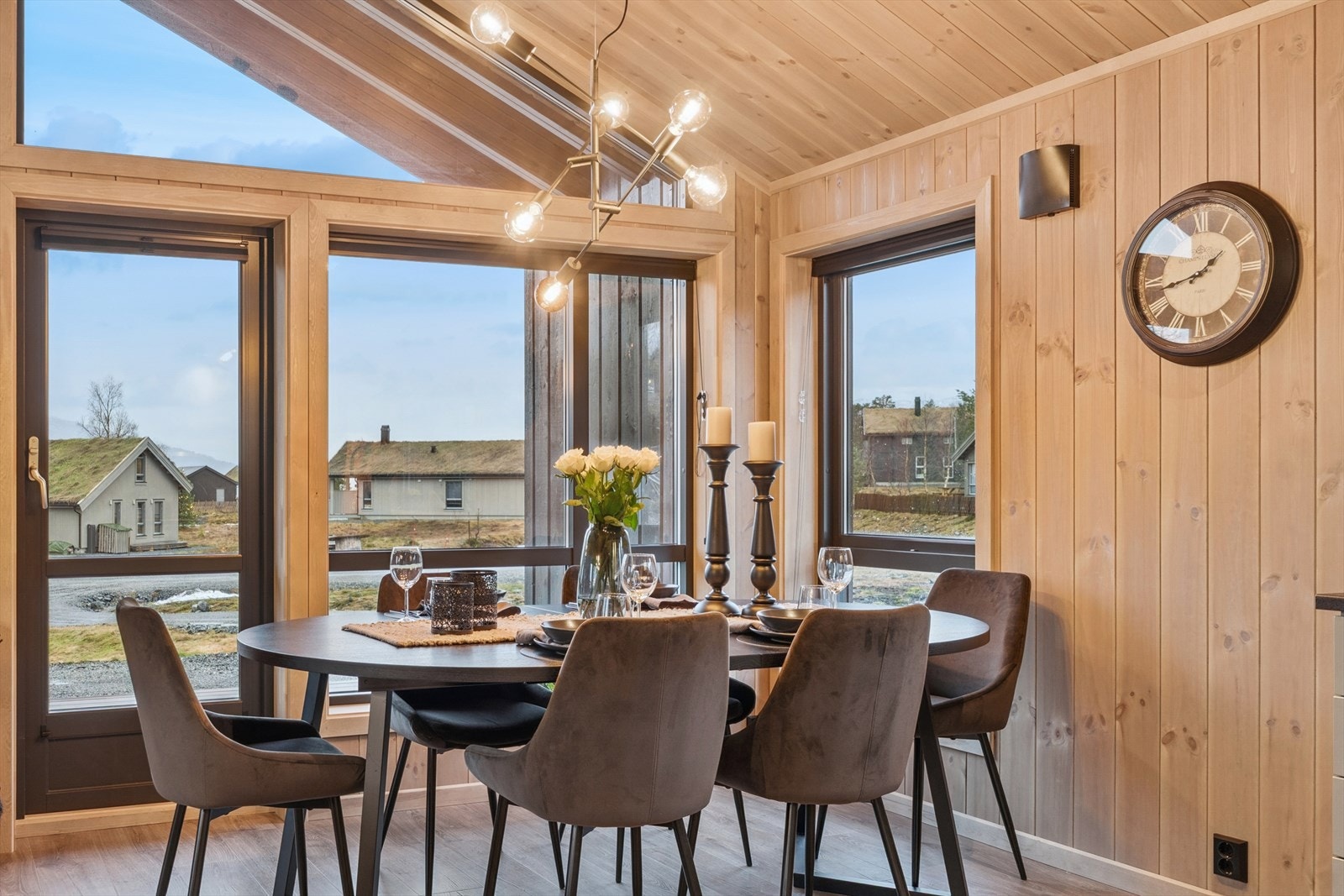 Frå stove/kjøkken er det utgang til overbygd terrasse. Galleribilde